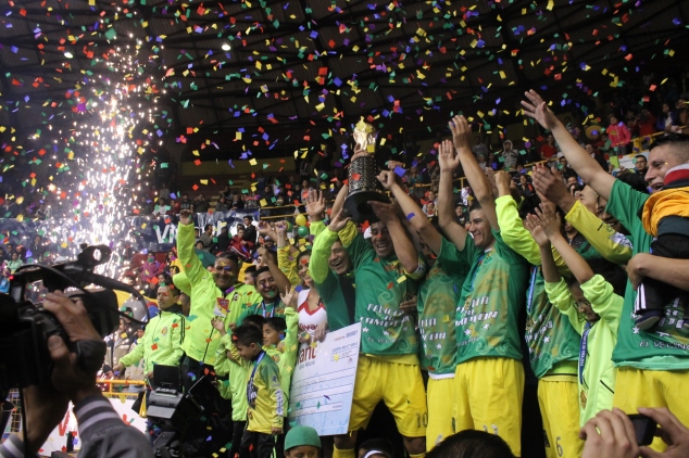 Barrio El Vecino levanta el trofeo que lo consagra como tricampeón. 